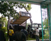 déchargement de caisse avec l'unimog